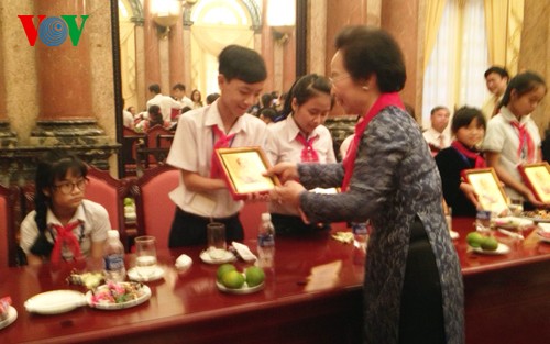 Wapres Nguyen Thi Doan menemui anak-anak yang menjumpai kesulitan berat seluruh negeri - ảnh 1