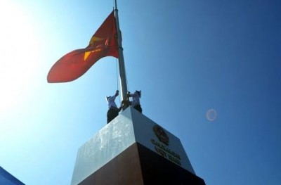 Meresmikan tiang bendera nasional di pulau Tran, propinsi Quang Ninh - ảnh 1