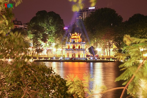 Kota Hanoi merayakan Tahun Baru 2016 dalam suasana meriah - ảnh 1