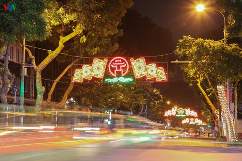 Kota Hanoi merayakan Tahun Baru 2016 dalam suasana meriah - ảnh 6