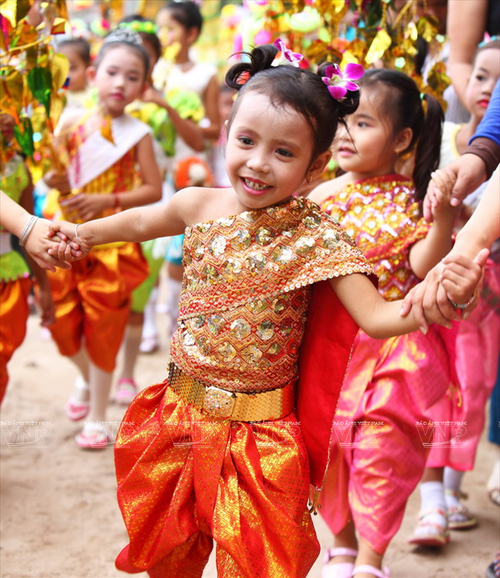 Busana tradisional etnis minoritas Khmer - ảnh 5