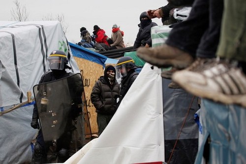  Perancis terus membubarkan kemah ilegal di pelabuhan Calais - ảnh 1