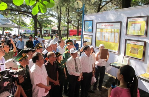 Propinsi Khanh Hoa mengadakan pameran mobil “Hoang Sa, Truong Sa- wilayah Vietnam” - ảnh 1