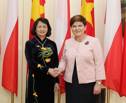 Wakil Presiden Dang Thi Ngoc Thinh melakukan pertemuan dengan PM Polandia - ảnh 1