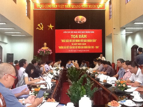 Jurnalis Ho Chi Minh dengan koran Nhan Dan - ảnh 1