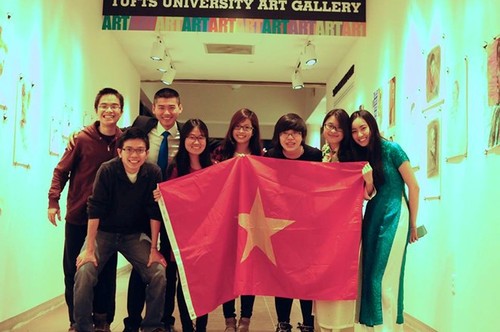 Tiga mahasiswa Vietnam menang dalam sayembara mengarang internasional - ảnh 1