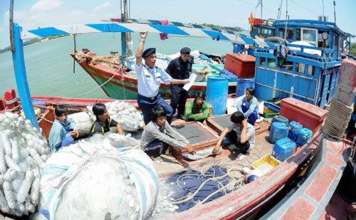 Indonesia Untuk pertama kalinya menyerahkan nelayan Vietnam di laut - ảnh 1