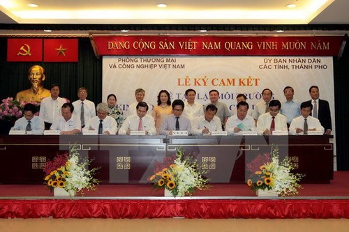 VCCI dan 21 propinsi dan kota di Vietnam menandatangani komitmen tentang menciptakan lingkungan bisnis yang kondusif kepada badan usaha - ảnh 1