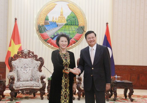 Ketua MN Nguyen Thi Kim Ngan melakukan pertemuan dengan PM Pemerintah Laos, Thongluon Sisoulith - ảnh 1
