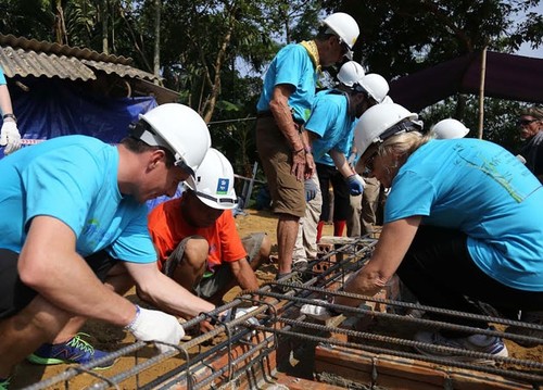 Sukarelawan internasional membantu membangun rumah untuk keluarga miskin di propinsi Phu Tho - ảnh 1