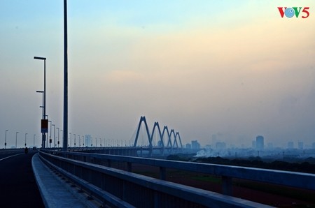 Kota Hanoi dan penggalan-penggalan jembatan  yang menyambungkan waktu - ảnh 22