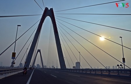 Kota Hanoi dan penggalan-penggalan jembatan  yang menyambungkan waktu - ảnh 10