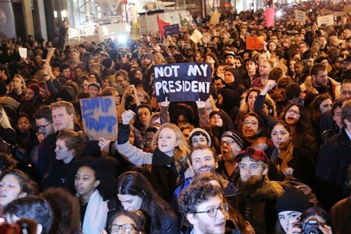 Terus mengadakan demonstrasi memprotes  Presiden terpilih Donald Trump - ảnh 1