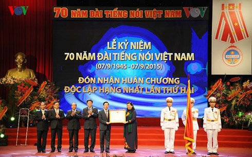 Radio Suara Vietnam 30 tahun pelaksanaan pembaruan- Membangun pola badan multi media yang pertama dari seluruh negeri - ảnh 1