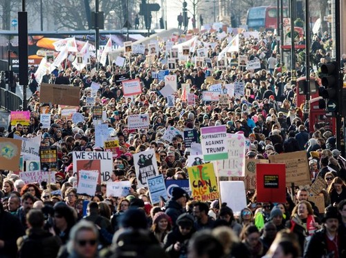 Demonstrasi di Inggris diadakan untuk menentang dekrit Presiden Donald Trump tentang para migran - ảnh 1