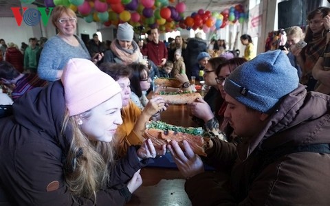 Festival Kuliner Jalanan Vietnam di Moskwa menyerap kedatangan banyak pengunjung Rusia - ảnh 1