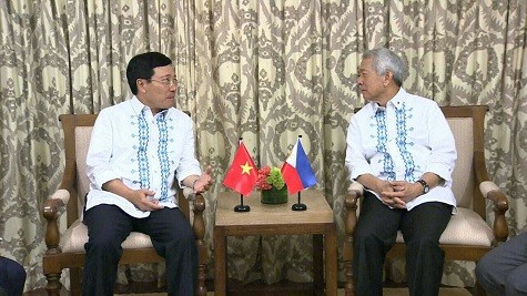 Deputi PM, Menlu Vietnam Pham Binh Minh bertemu dengan Menlu Filipina dan Indonesia - ảnh 1