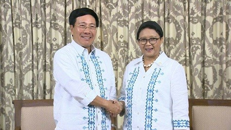 Deputi PM, Menlu Vietnam Pham Binh Minh bertemu dengan Menlu Filipina dan Indonesia - ảnh 2