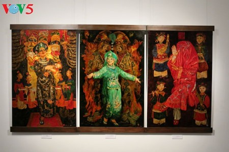 Lukisan tentang keyakinan memuja Tri Dewi Ibunda Vietnam ciptaan pelukis Tran Tuan Long - ảnh 13