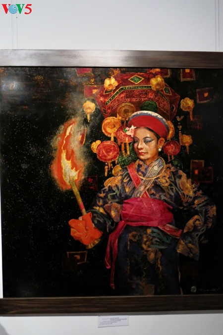 Lukisan tentang keyakinan memuja Tri Dewi Ibunda Vietnam ciptaan pelukis Tran Tuan Long - ảnh 8