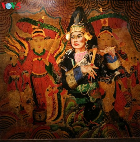 Lukisan tentang keyakinan memuja Tri Dewi Ibunda Vietnam ciptaan pelukis Tran Tuan Long - ảnh 9