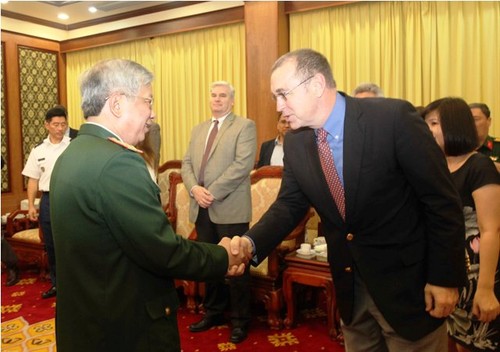 Deputi Menhan Vietnam, Nguyen Chi Vinh menerima Dubes AS, Ted Osius - ảnh 1