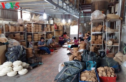 Inti sari kerajinan mengayam barang rotan dan bambu Phu Vinh - ảnh 1