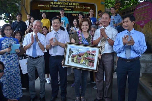 Kota Hoi An menyambut kedatangan wisatawan ke-10 juta - ảnh 1
