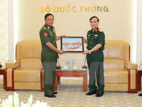  Wakil Kepala Staf Umum Tentara Rakyat Vietnam menerima rombongan Direktorat Informasi, Tentara Myanmar - ảnh 1
