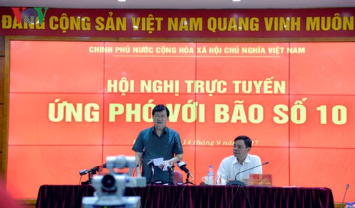 Deputi PM Trinh Dinh Dung memberikan bimbingan harus berinisiatif menghadapi taufan Doksuri - ảnh 1