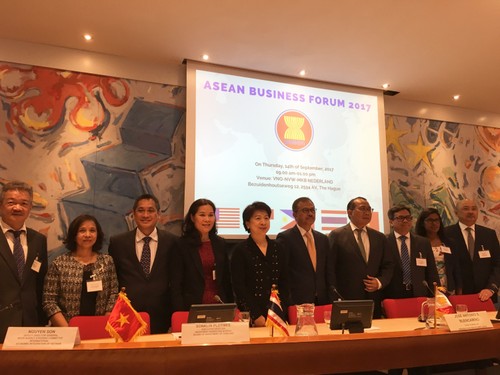  Forum badan usaha ASEAN pertama: Pasar ASEAN-Kesempatan terbuka bagi Belanda dan Uni Eropa - ảnh 1