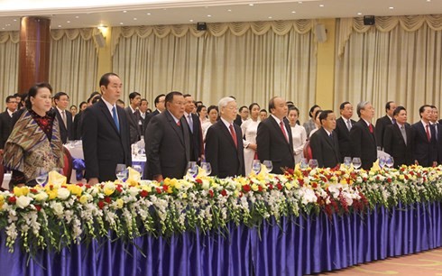 Sekjen  KS PKV Nguyen Phu Trong dan Sekjen, Presiden Laos, Bounnhang Vorachith mengunjungi Pameran foto “Penuh dengan solidaritas istimewa Vietnam-Laos” - ảnh 1