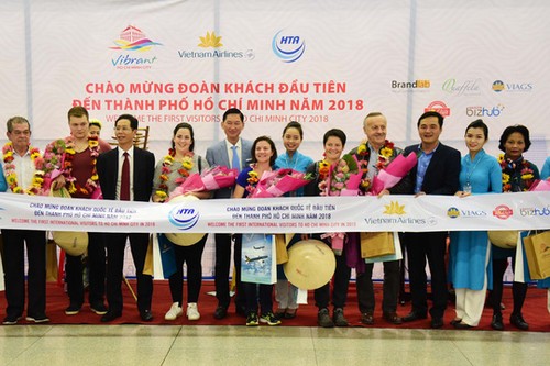  Vietnam menyambut kedatangan wisman yang pertama pada awal tahun 2018 - ảnh 1