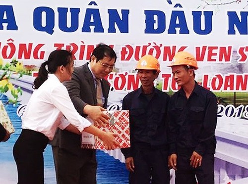  Acara pemberangkatan pasukan pembangunan dan proyek  pada awal Tahun Baru 2018 di Kota Da Nang - ảnh 1