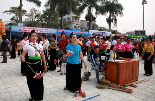  Aktivitas-aktivitas dalam Festival Bunga Ban Propinsi Dien Bien yang bergelora - ảnh 1