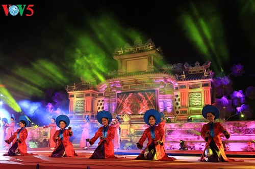 Festival Hue 2018:  Pesta “Aroma lama desa kuno” menyerap kedatangan kira-kira 50.000 pengunjung - ảnh 1