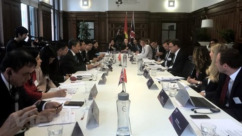 Vietnam-Inggris berkomitmen akan mendorong pertukaran perdagangan bilateral - ảnh 1