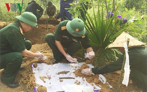 Vietnam-Kamboja memperkuat mencari,  menggali, merepatrealisasi tulang belulang prajurit sukarela dan pakar Vietnam yang gugur di Kamboja - ảnh 1