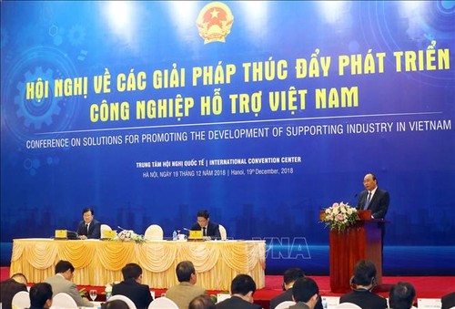 PM Nguyen Xuan Phuc menghadiri konferensi berbahas tentang solusi pengembangan industri penunjang - ảnh 1