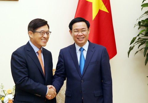 Deputi PM Vuong Dinh Hue menerima Presiden Grup Samsung Vietnam - ảnh 1