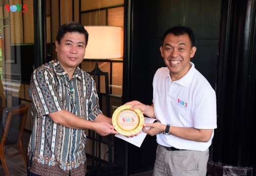 VOV5 melakukan pertemuan dan menyampaikan penghargaan “Pendengar Tipikal tahun 2018” di Jakarta, Indonesia - ảnh 5