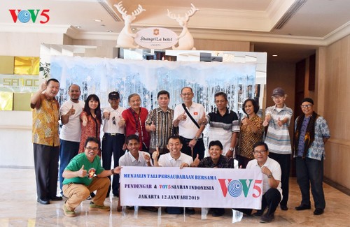 VOV5 melakukan pertemuan dan menyampaikan penghargaan “Pendengar Tipikal tahun 2018” di Jakarta, Indonesia - ảnh 12