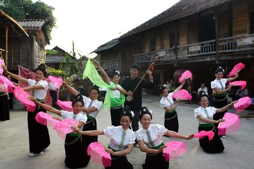 Dukuh Buoc- tempat melestarikan nilai-nilai kebudayaan etnis minoritas Thai  - ảnh 1
