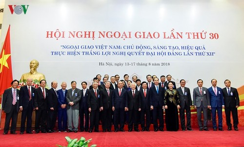 Diplomasi Vietnam berintegrasi dengan kepercayaan mantap - ảnh 1