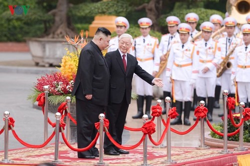 Sekjen, Presiden Nguyen Phu Trong menyambut dan melakukan pembicaraan dengan  Pemimpin RDRK, Kim Jong-un - ảnh 1