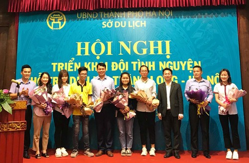 300 mahasiswa relawan membantu pariwisata Thang Long- Hanoi - ảnh 1