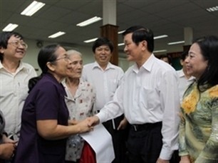 Deputies inform voters of NA session outcomes  - ảnh 1