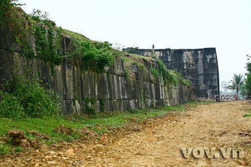 Explore Ho Dynasty Citadel - ảnh 2