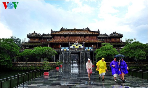 Hue imperial city in the rain  - ảnh 1