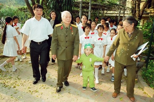 Emotional photos of General Vo Nguyen Giap taken by Tran Hong  - ảnh 10